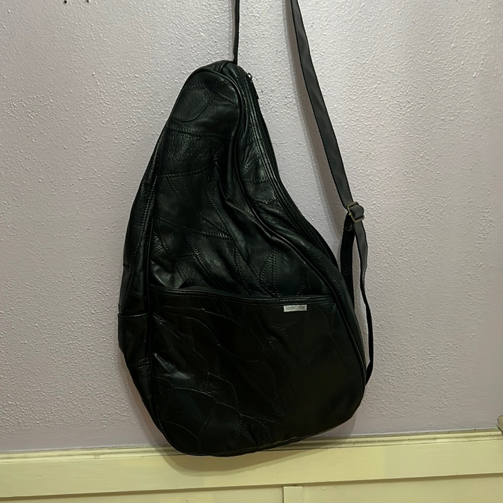 Leather cross body bag, black, adjustable strap, lots of pockets